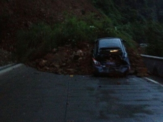 国道318线塌方 大巴车司机紧急倒车救了一车42人