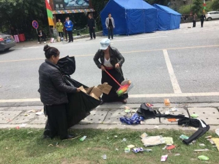 九寨沟酒店公区保洁员 义务为地震安置点做卫生