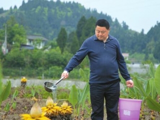 千万富翁回乡扶贫当支书 把穷山村变成富裕幸福村