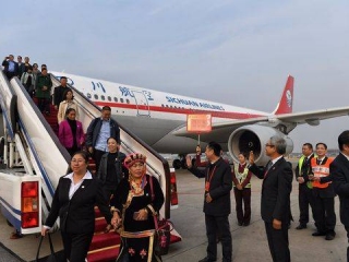 出席党的十九大的四川代表抵达北京