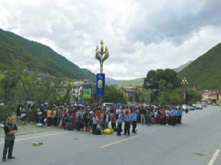 从九寨沟转运到成都的游客讲述不平凡之旅:黑夜中的光亮给了我们希望