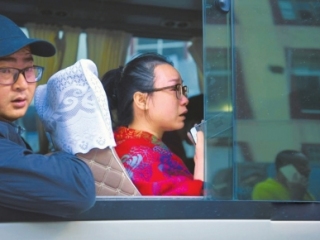 她裹着藏族老奶奶的毯子回家:“我要好好保存着,下次来九寨沟还给她”