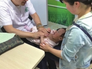 宝宝不舒服 就找网红医生做推拿