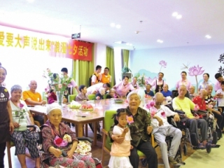 狠抓老人护理 爱心伴随长者晚年时光