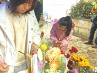 百名记者进社区 | 音乐鲜花美食齐聚 文化集市居民点赞