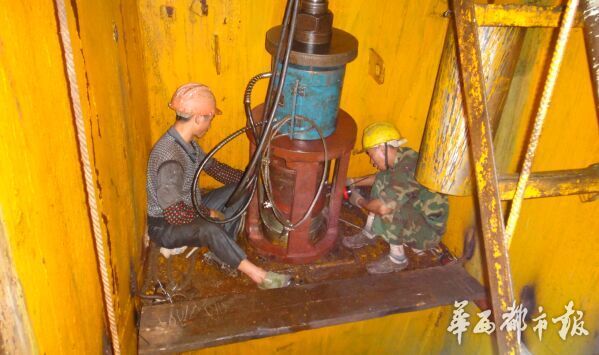 暴雨中市政工人仍坚守一线 嘉陵江三桥有望提