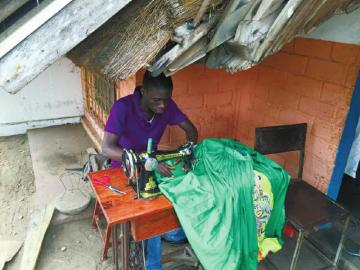 成都85后教师非洲教中国舞