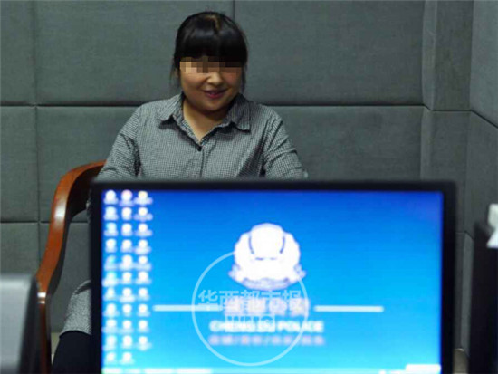 边开车边拿麦克风K歌 成都女司机红了!最爱唱