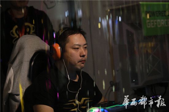 全国电竞大赛四川问鼎冠军 选手每天训练12小