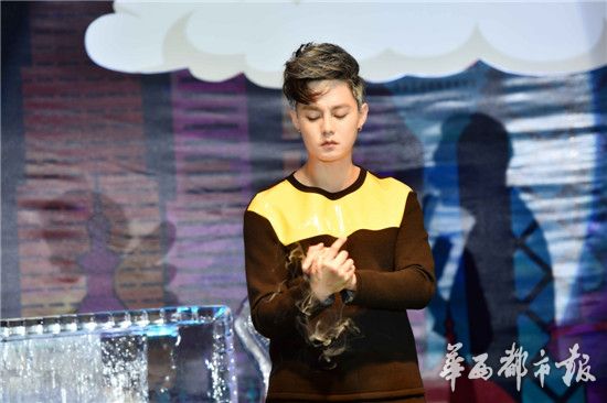 帅气尹正扮丑:让别人笑是一件特别幸福的事