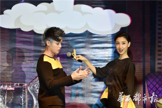 帅气尹正扮丑:让别人笑是一件特别幸福的事