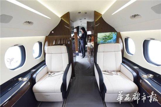 2015成都国际商务通用航空展遇冷 5千万美金豪华飞机挑大梁