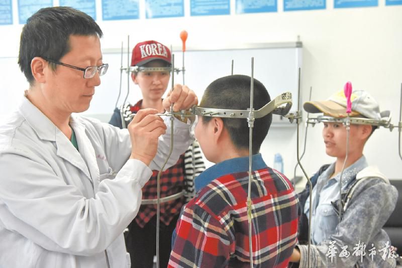 成都有个很牛的骨科医生 他让全国上千“驼背”挺直脊梁