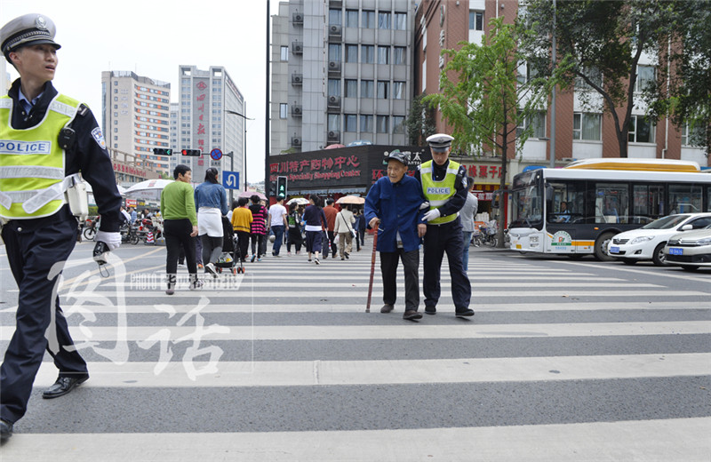 成都近百岁老人闹市口迷路 记忆还停在20年前