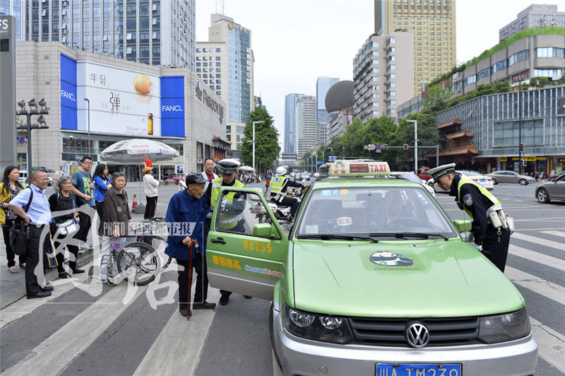 成都近百岁老人闹市口迷路 记忆还停在20年前