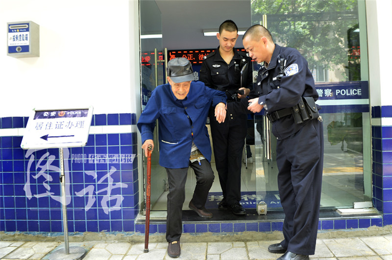 成都近百岁老人闹市口迷路 记忆还停在20年前