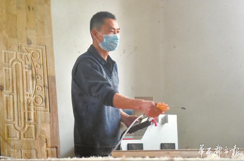男子地震中跪地遮阳 换得一起创业的老婆