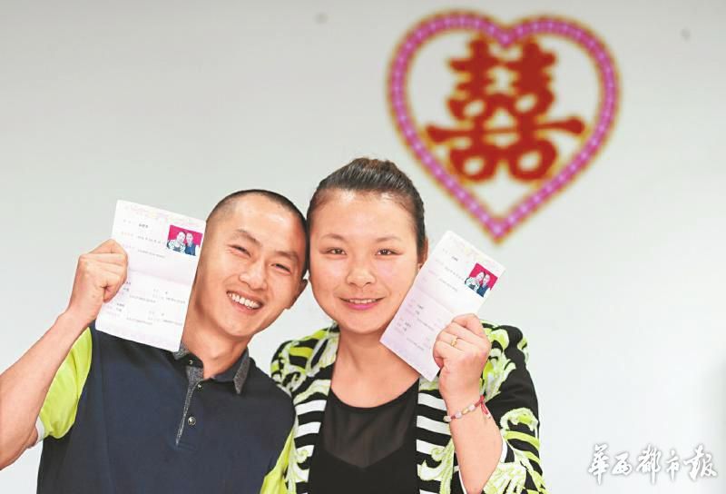 男子地震中跪地遮阳 换得一起创业的老婆