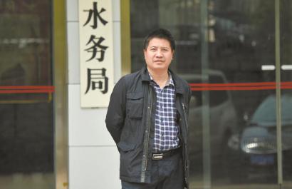 冒飞石送出地震消息的王岩飞 灾后重建三年三地来回跑