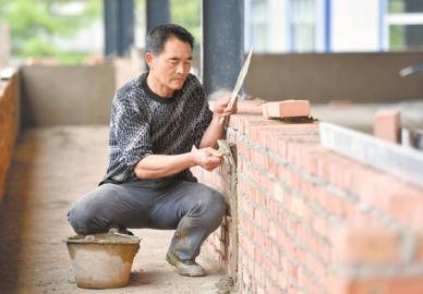 芦山60岁“信心哥”亲手为家人搭建新家 “愿望总算达成”