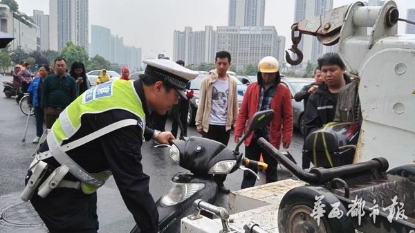 地铁站野摩的拉客忙 交警出击