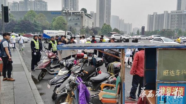 地铁站野摩的拉客忙 交警出击