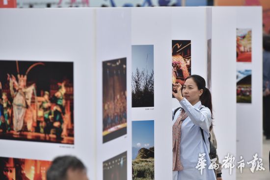 广场舞摄影展举行 200多幅作品展现群众文艺生活