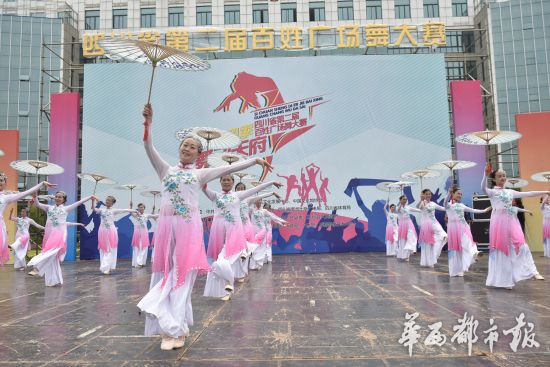广场舞摄影展举行 200多幅作品展现群众文艺生活