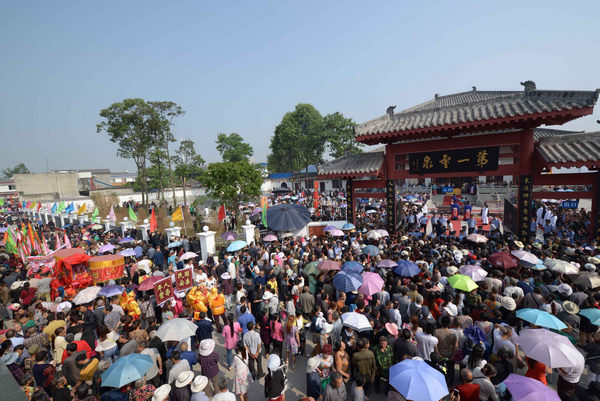 10万人涌向绵竹玉泉镇喝圣母泉水