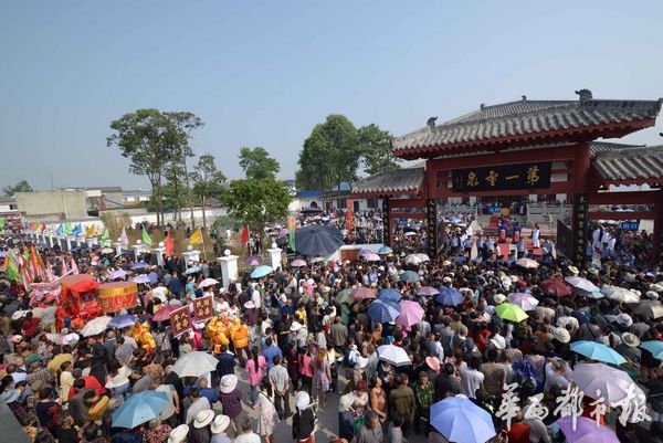 10万人涌向绵竹玉泉镇喝圣母泉水