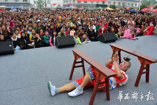 10万人涌向绵竹玉泉镇喝圣母泉水