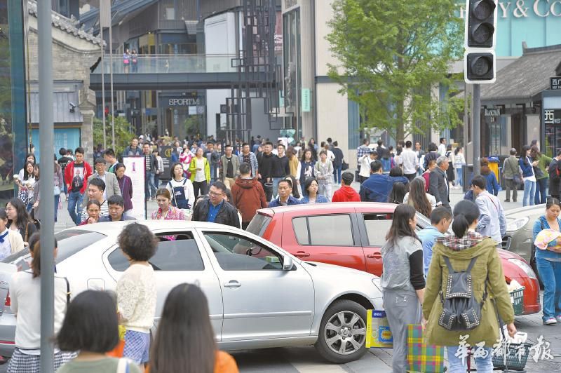 成都北纱帽街拥堵过街难 市民建议修座人行天桥或改步行街