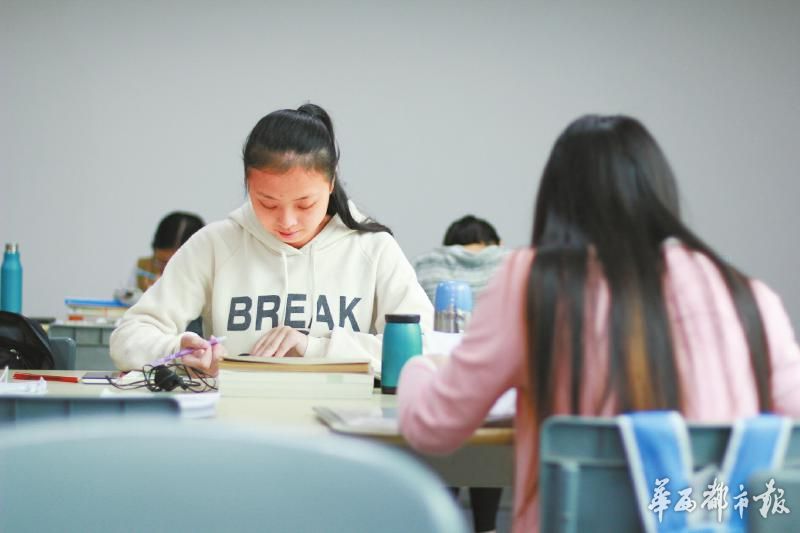 每天学习16个小时 女学霸为爱考进清华