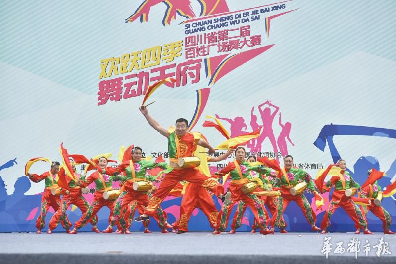 四川广场舞比赛 七旬大爷与17岁妹子同台“打擂”