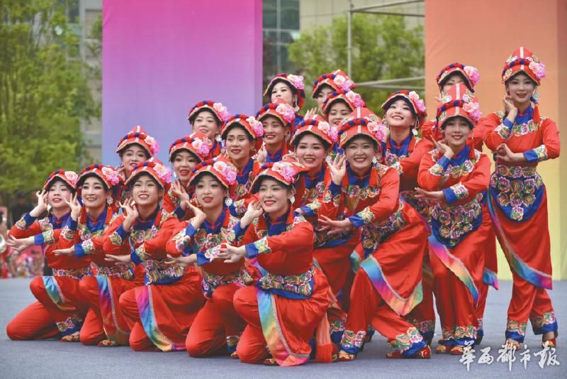 四川广场舞比赛 七旬大爷与17岁妹子同台“打擂”