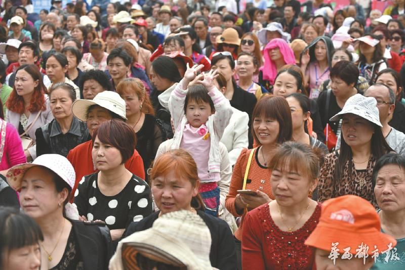 四川广场舞比赛 七旬大爷与17岁妹子同台“打擂”