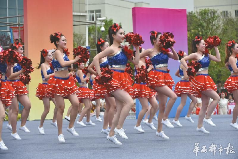四川广场舞比赛 七旬大爷与17岁妹子同台“打擂”
