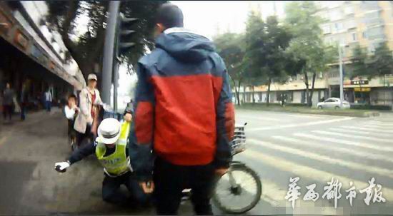 成都一电马儿侵占机动车道 不服处罚推倒女民警