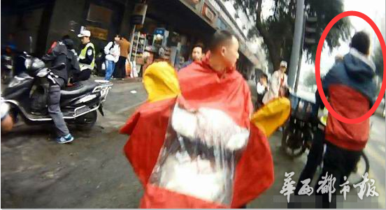 成都一电马儿侵占机动车道 不服处罚推倒女民警