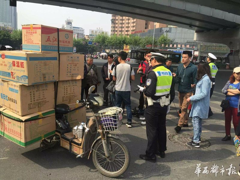 成都电马儿开挂 载16个大水桶摞起来超2米高