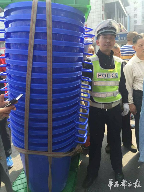 成都电马儿开挂 载16个大水桶摞起来超2米高