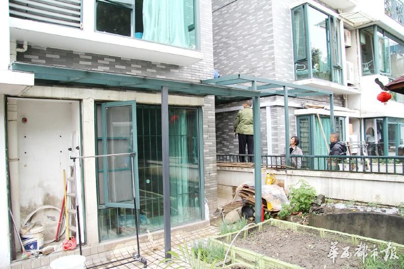 楼下住户搭起阳光棚 楼上邻居夜难眠