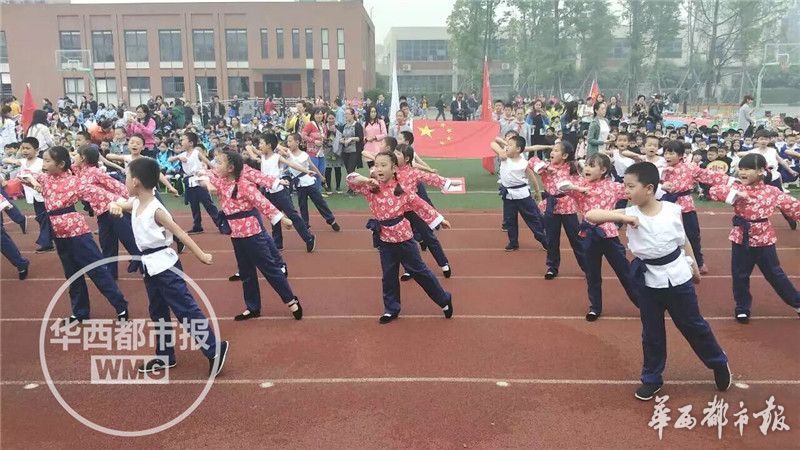 成都一小学运动会演绎“服装年代秀”