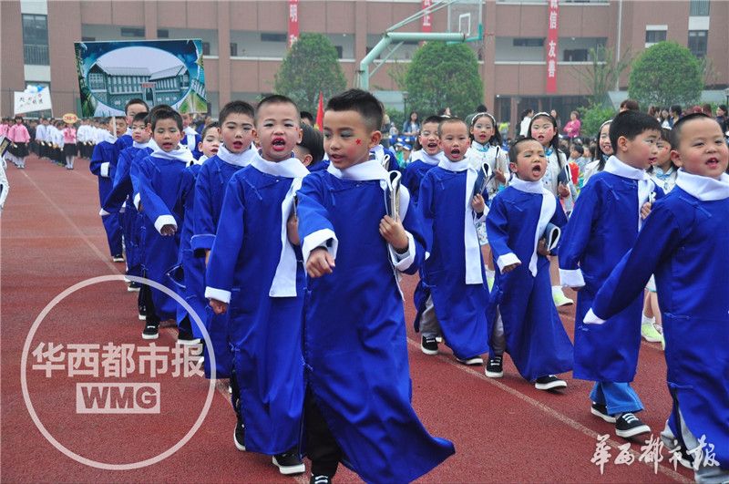 成都一小学运动会演绎“服装年代秀”