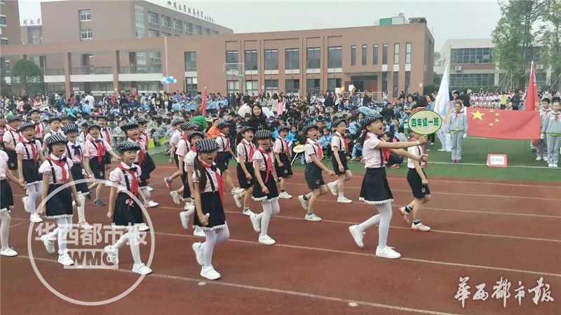 成都一小学运动会演绎“服装年代秀”