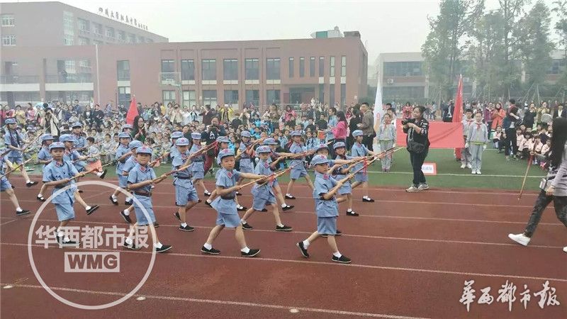 成都一小学运动会演绎“服装年代秀”