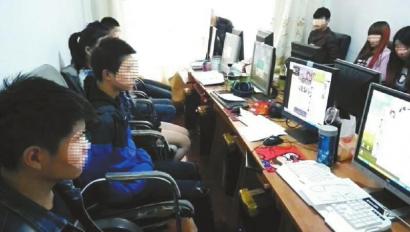 小伙变身美女网聊骗钱 聊天有模板：多关心，不能没感情