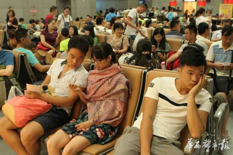 成都双流机场遭遇雷暴天气 大量航班受阻旅客