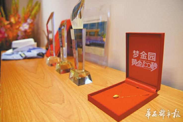 从小喜欢跳舞膝盖受伤也不愿放弃 成都女交警