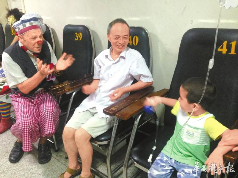 不寻常的“医生”：医疗小丑用快乐治疗患者